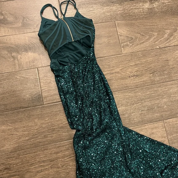 Elegant Green Sequin Evening Gown - Picture 5 of 7